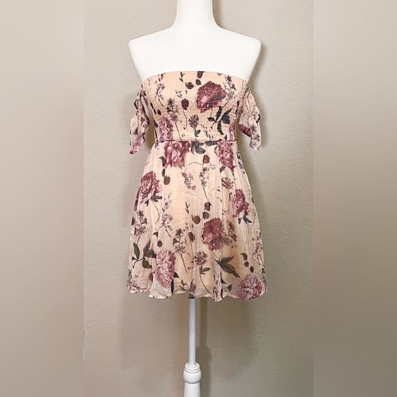 Windsor Dresses & Skirts - Windsor Floral Off Shoulder Mini Dress Size S